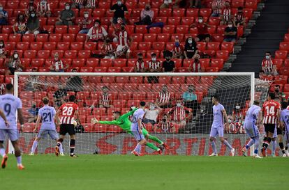 Íñigo Martínez marca gol ante el Barcelona en el primer partido disputado en San Mamés este curso.