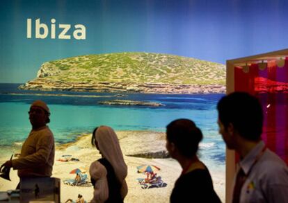 Visitantes de la 30º Feria Internacional de Turismo en Madrid, Fitur, observan el <i>stand </i>de Ibiza.