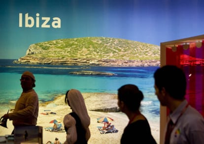 Visitantes de la 30º Feria Internacional de Turismo en Madrid, Fitur, observan el <i>stand </i>de Ibiza.