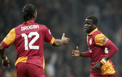 Eboue celebra el empate a uno.