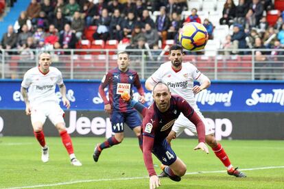 Iv&aacute;n Ramis, del Eibar, se lanza a por la pelota ante la mirada del sevillista Nolito.