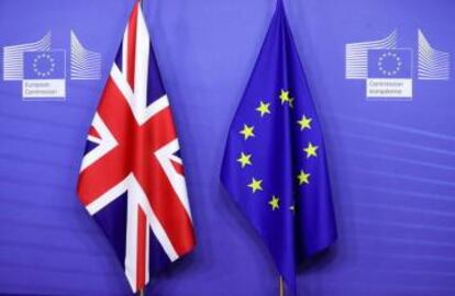 Banderas de Reino Unido y la UE.