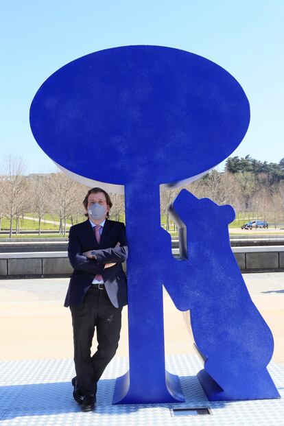 El alcalde de Madrid, José Luis Martínez-Almeida, inauguró este miércoles una escultura, creada a partir de una iniciativa de Ecovidrio, en homenaje al compromiso con el reciclaje por parte de los madrileños. La figura, instalada en el Puente del Rey de Madrid Río, está fabricada con envases de vidrio reciclado y forma la palabra Madrid, junto al característico oso y el madroño. El alcalde aseguró que la escultura “va a ser un símbolo de la ciudad de Madrid, no solo por el material con el que está realizado, vidrio reciclado, sino por todo lo que representa”. El ayuntamiento incorporará este pequeño monumento como punto de interés turístico.