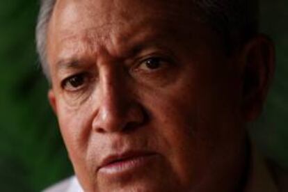 Fotografía tomada el pasado 26 de septiembre en la que se registró al ministro coordinador de Seguridad de Ecuador, Homero Arellano, quien rechazó la "agresividad con la que ciudadanos inmersos en esta ilegalidad (minería no autorizada) lo han hecho con soldados" que custodiaban a dos funcionarios de la Agencia de Regulación y Control Minero (Arcom). EFE/Archivo