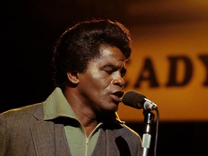 El cantante y compositor James Brown (1933-2006) canta en directo para el programa británico 'Ready Steady Go!' en Londres, el 11 de marzo de 1966.