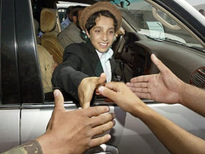 Ahmad, hijo de Masud, saluda a la multitud luciendo el 'pakol' (sombrero afgano) que siempre llevaba su padre.