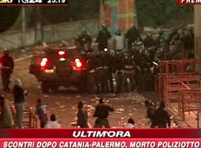 Momento en que los policías intentan controlar a los hinchas del Catania en el exterior del estadio.