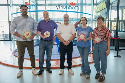 En la foto, de izq. a dcha: Gonzalo Velarde de Expansión (Premio Sandía), Xavier Gil Pecharromán de El Economista (Premio Raja de Sandía), Fernando Santiago, presidente del ICOGAM, Patricia Esteban de Cinco Días Legal (Premio Melón) y Nuria Cano de Agencia EFE (Premio Raja de Melón).