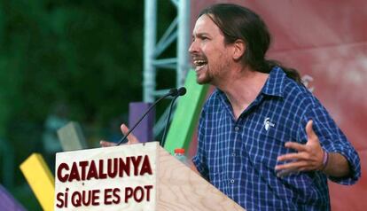 El l&iacute;der de Podemos, Pablo Iglesias, durante su intervenci&oacute;n en el acto de campa&ntilde;a celebrado este lunes en Sant Boi de Llobregat (Barcelona).