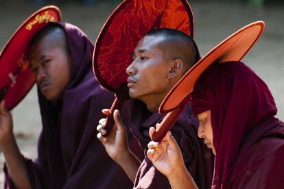 Estudiantes y monjes budistas protestan por el proyecto de ley de educación, que consideran antidemocrático, en Letpadan, Myanmar.