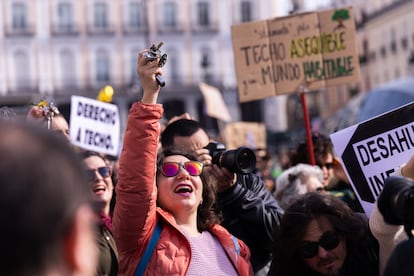 Manifestación bajo el lema 'Por una vivienda digna y sostenible' por el centro de Madrid, este domingo. 