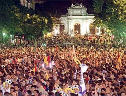 Aspecto que presentaba la calle Alcalá antes de la llegada del autocar de los jugadores.