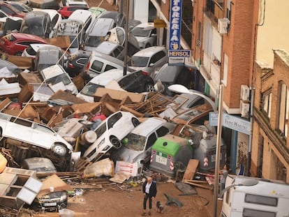 Coches y escombros arrastrados por la dana en Sedaví, Valencia, el miércoles.