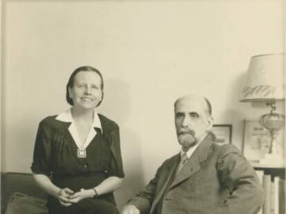 El poeta Juan Ram&oacute;n Jim&eacute;nez junto a su esposa, Zenobia Camprub&iacute;, en su casa de Washington, en 1943.