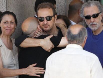 Mar&iacute;a Barranco, Maribel Verd&uacute; y Fernando Trueba, en la capilla ardiente de Concha Garc&iacute;a Campoy. 