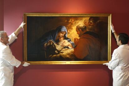 Montaje del cuadro <i>La natividad,</i> de Luca Giordano, para la exposición  <i>Colección Casa de Alba,</i> en el Bellas Artes de Sevilla.