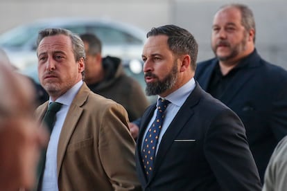 El presidente de Vox, Santiago Abascal con su asesor Kiko Méndez-Monasterio, a la izquierda, en marzo de 2019.