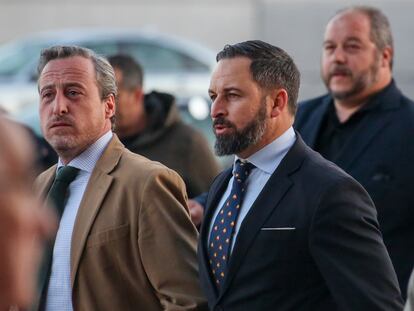 El presidente de Vox, Santiago Abascal con su asesor Kiko Méndez-Monasterio, a la izquierda, en marzo de 2019.