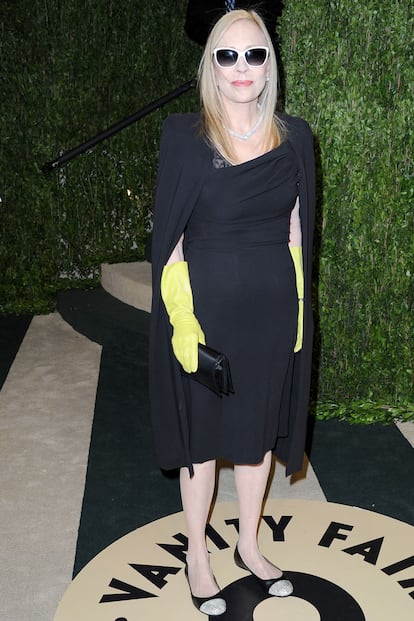 Completar un vestido negro con unos guantes de piel puede ser una gran idea, pero no si los guantes se parecen a los de fregar los platos. Faye Dunaway tampoco se ha salvado de esta lista.