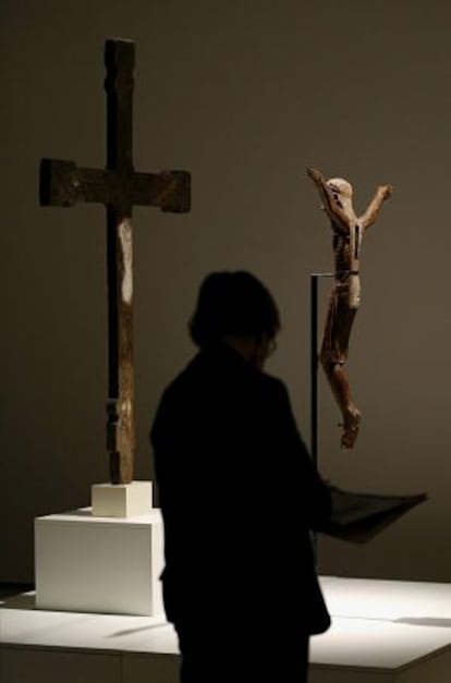 La impactante presentación del ‘Cristo de 1147’ en la exposición 'El museo explora' del MNAC.