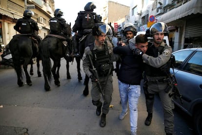 Policía israelí detiene a un hombre en una calle de Jerusalén.