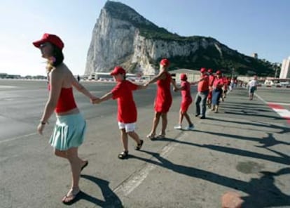 Gibraltareños vestidos de rojo forman una cadena humana en el 300º aniversario de la toma del Peñón.