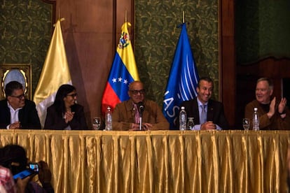 La reunión de representantes del Gobierno de Venezuela y la oposición el pasado 12 de noviembre.