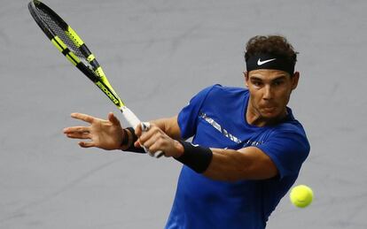 Nadal devuelve una bola, durante el partido contra Chung, en Par&iacute;s.