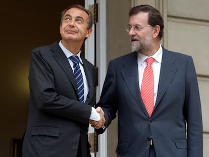 El expresidente José Luis Rodríguez Zapatero junto al entonces líder del Partido Popular, Mariano Rajoy, en octubre de 2008