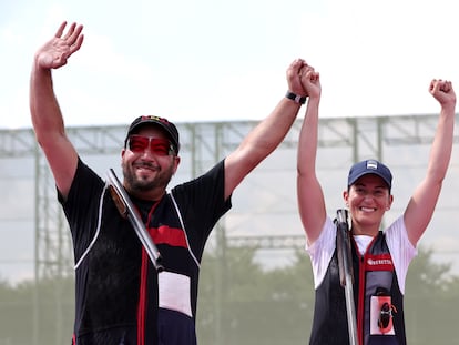 Alberto Fernández y Fátima Gálvez celebran tras ganar la competencia de trap mixto y las primeras medallas de oro para España en los Juegos.