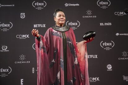 Carmiña Martínez posa con su premio a Actuación Femenina por la película ‘Pájaros de Verano’ que trata sobre una mujer indígena que lidera el tráfico de marihuana en la región guajira de Colombia.