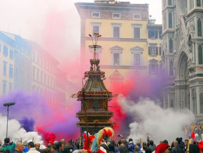 El Scoppio del carro consiste en detonar a través de un cohete con forma de paloma una gran traca frente a la iglesia de los Santísimos Apóstoles.