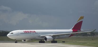 Vista del un avi&oacute;n de la aerol&iacute;nea espa&ntilde;ola Iberia. 