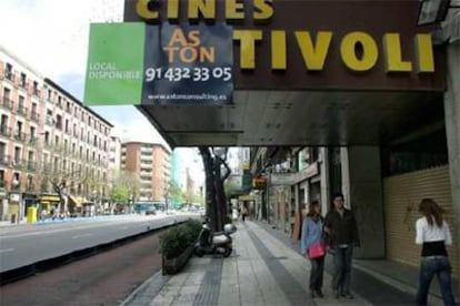 Los cines Tívoli, con un cartel de una inmobiliaria que anuncia que el local está disponible.