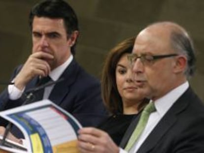 El ministro de Industria, Energía y Turismo, José Manuel Soria (i), la vicepresidenta del Gobierno, Soraya Sáenz de Santamaría (c), y el ministro de Hacienda, Cristóbal Montoro (d). EFE/Archivo