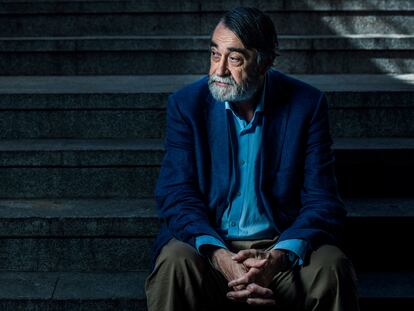 El periodista y escritor Pedro García Cuartango, en las escaleras de una estación de metro en Madrid.