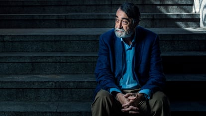 El periodista y escritor Pedro García Cuartango, en las escaleras de una estación de metro en Madrid.