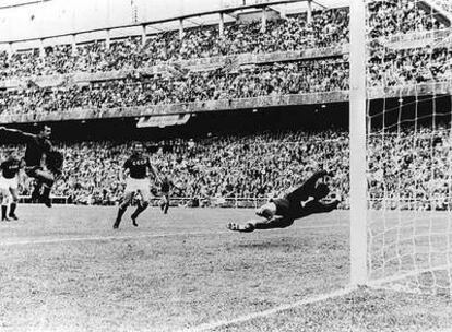 Pereda, a la izquierda, marca al portero soviético Lev Yashin el primer gol de España en la final de la Eurocopa de 1964 en el Bernabéu.