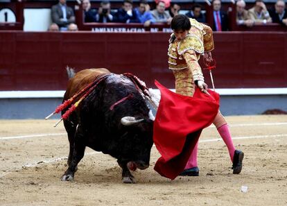 Roca Rey con su primer toro.