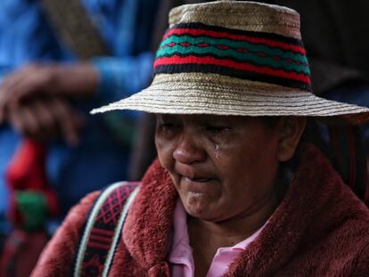 Una mujer en el funeral del líder indígena Wilson Bomba, en el sur del Cauca, en marzo de 2023.