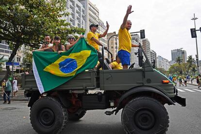 Un grupo de simpatizantes de Bolsonaro durante el encuentro en la playa de Copacabana, en Río de Janeiro. Esta movilización viene precedida por semanas de enorme tensión y declaraciones amenazantes por parte de Bolsonaro contra los jueces del Tribunal Supremo.