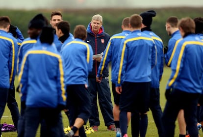 Arsene Wenger da instrucciones a los jugadores del Arsenal durante el entrenamiento.