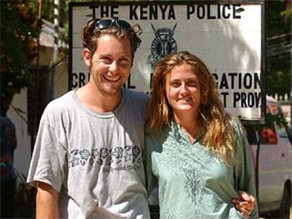 José Tena y su esposa, Alicia Kalhammer, posan ante el cuartel de la policía de Mombasa tras ser liberados.