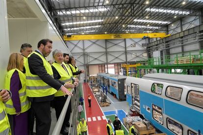 El ministro de Transportes, Óscar Puente, durante su visita del 8 de este mes a la planta de Stadler en Albuixech (Valencia).
