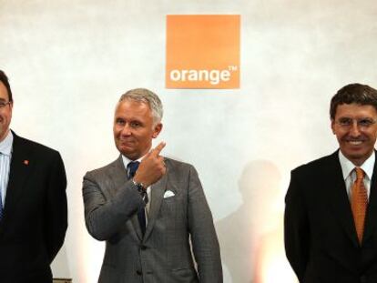 De izquierda a derecha, los directivos de Orange Federico Colom, Gervais Pellisier y Jean Marc Vignolles, este martes, en Madrid