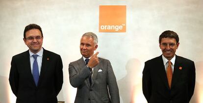 De izquierda a derecha, los directivos de Orange Federico Colom, Gervais Pellisier y Jean Marc Vignolles, este martes, en Madrid