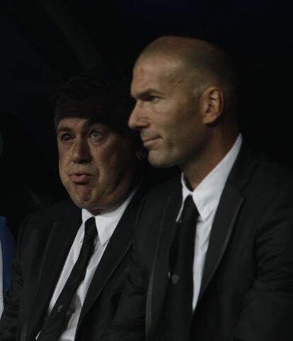 Ancelotti, y su ayudante, el francés Zinedine Zidane.