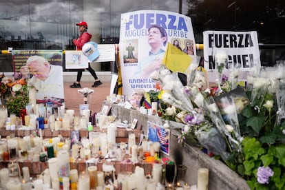 Varias personas se reúnen a las afueras de la Fundación Santa Fe, donde se encuentra internado el precandidato presidencial Miguel Uribe.