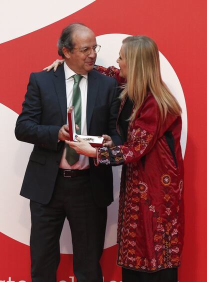 La presidenta regional Cristina Cifuentes aplaude hacer entrega al director general de Medio Ambiente de la Comisión Europea, Daniel Calleja, de una de las cruces de la Orden del Dos de Mayo.