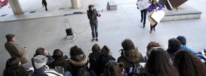 Un grupo de alumnos de la Universidad Complutense da clase en la calle, el pasado noviembre, en protesta contra los recortes educativos.